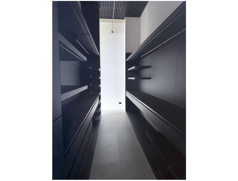 Luxury in the higher ups of El Poblado - Image 4