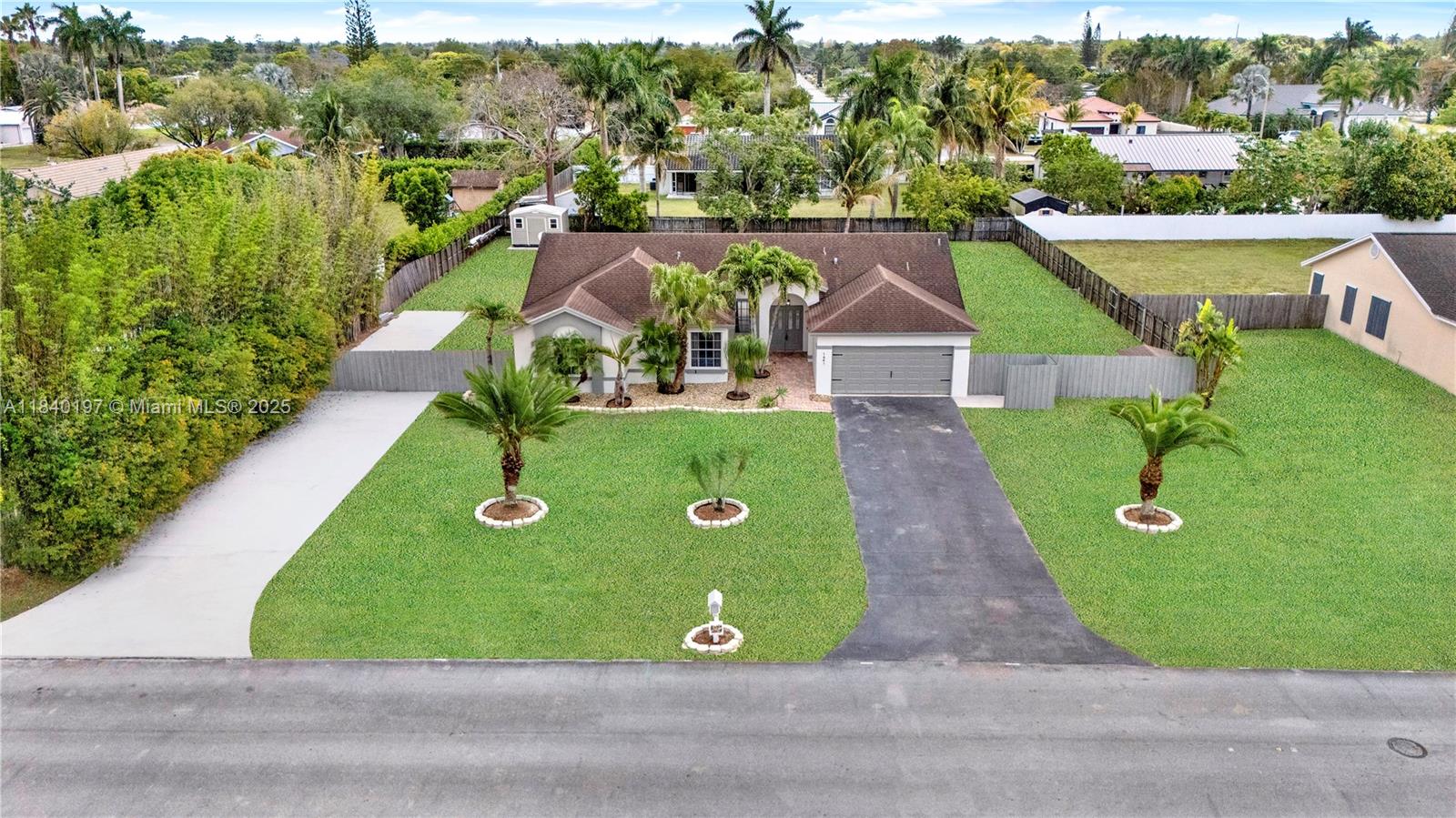 Spacious Redland Home in Florida on 1/2 Acre with Pool, No HOA, and Room for All Your Toys - Thumbnail 2