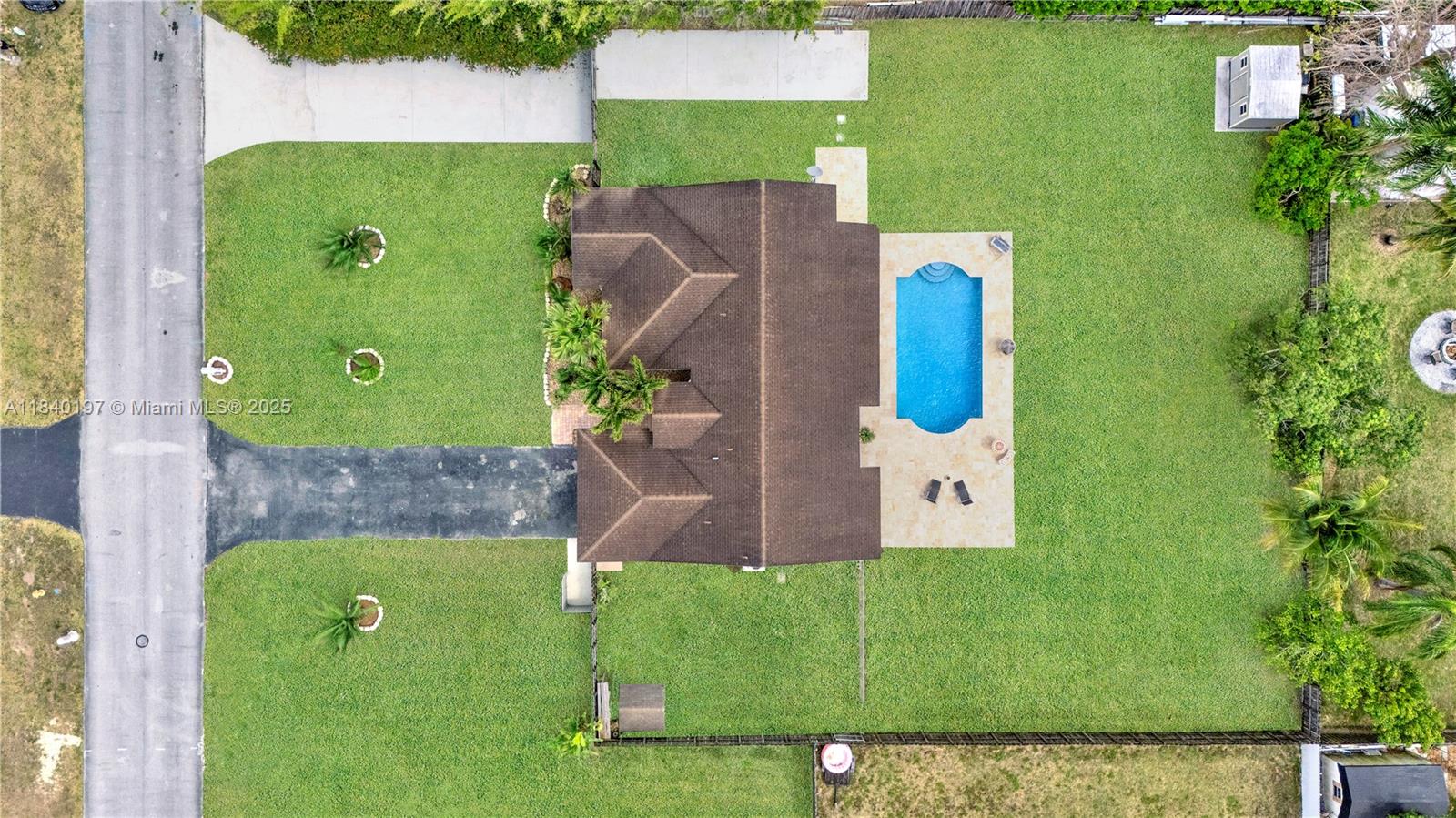 Spacious Redland Home in Florida on 1/2 Acre with Pool, No HOA, and Room for All Your Toys - Thumbnail 18