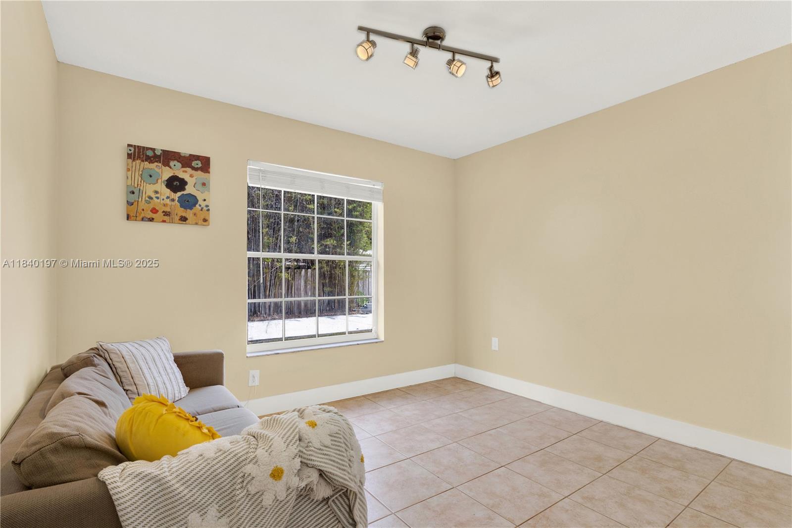 Spacious Redland Home in Florida on 1/2 Acre with Pool, No HOA, and Room for All Your Toys - Thumbnail 16