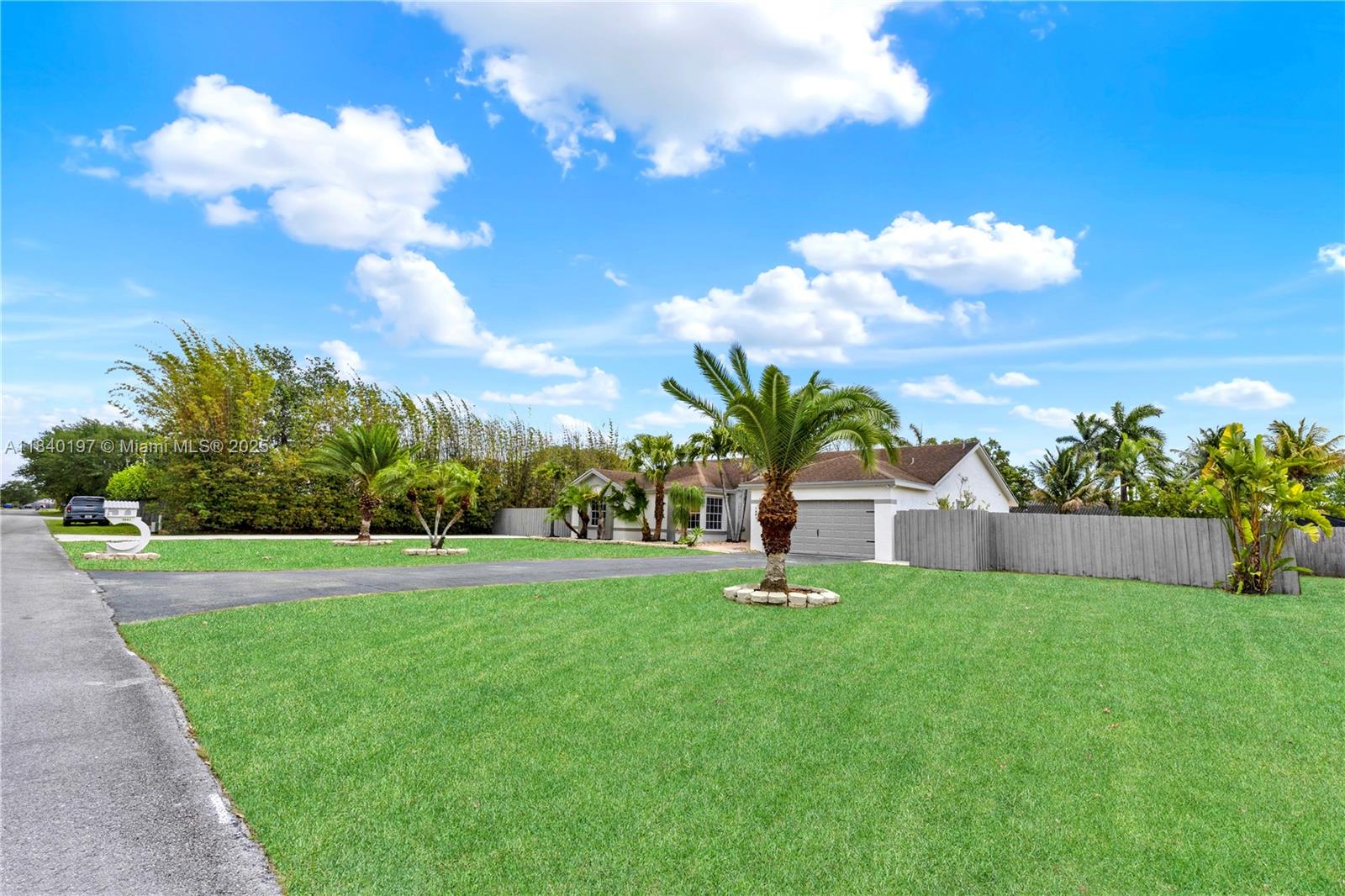 Spacious Redland Home in Florida on 1/2 Acre with Pool, No HOA, and Room for All Your Toys - Thumbnail 19