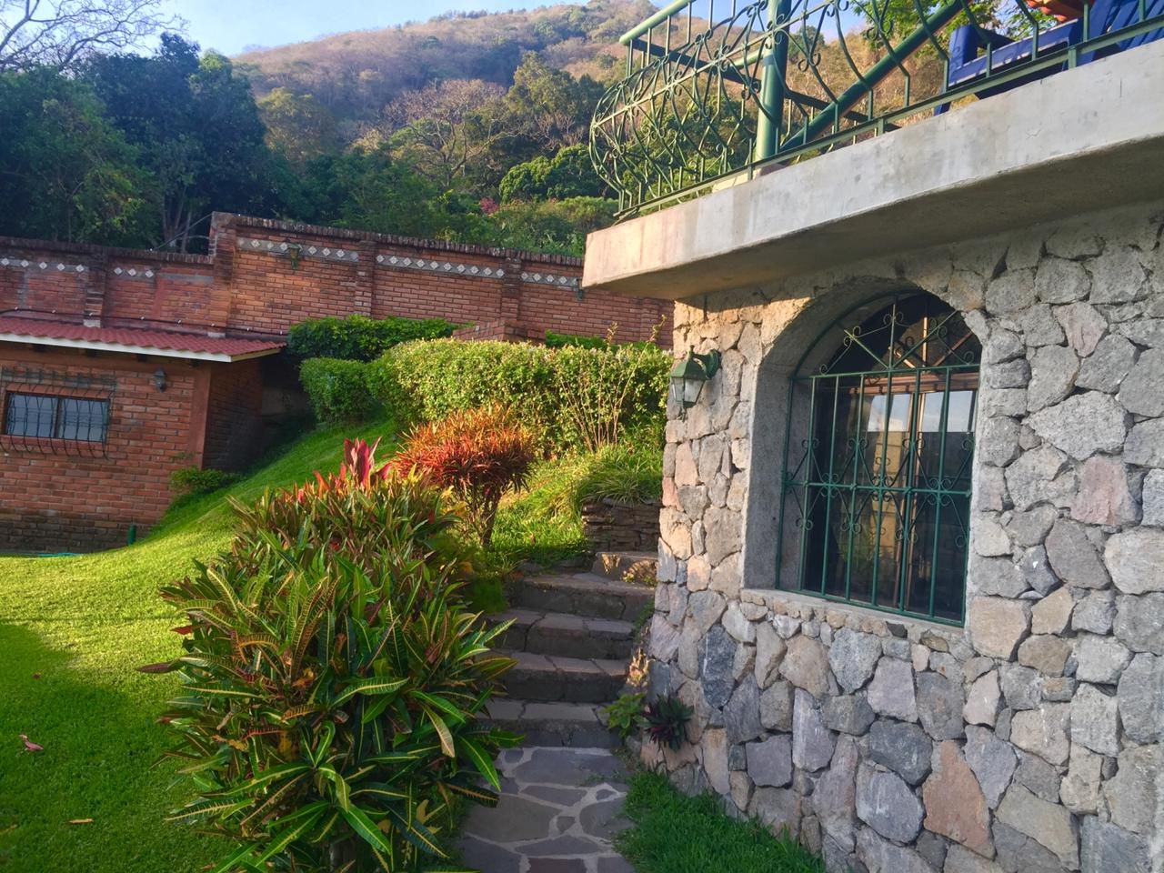 Lakefront Estate with Multiple Homes, Pools & Private Docks – Lago de Coatepeque - El Salvador - Thumbnail 5