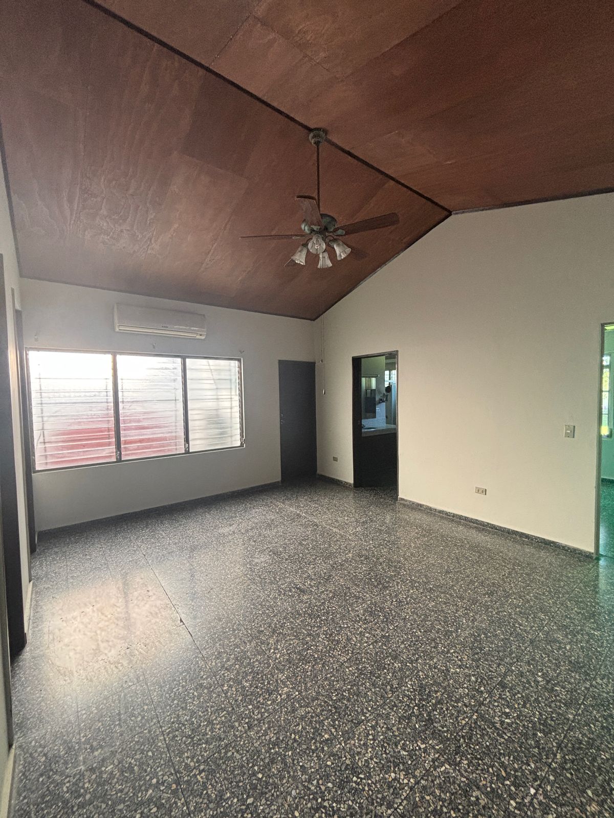 Spacious 4-Bedroom House with Mirador – For Rent in San Salvador - Thumbnail 5