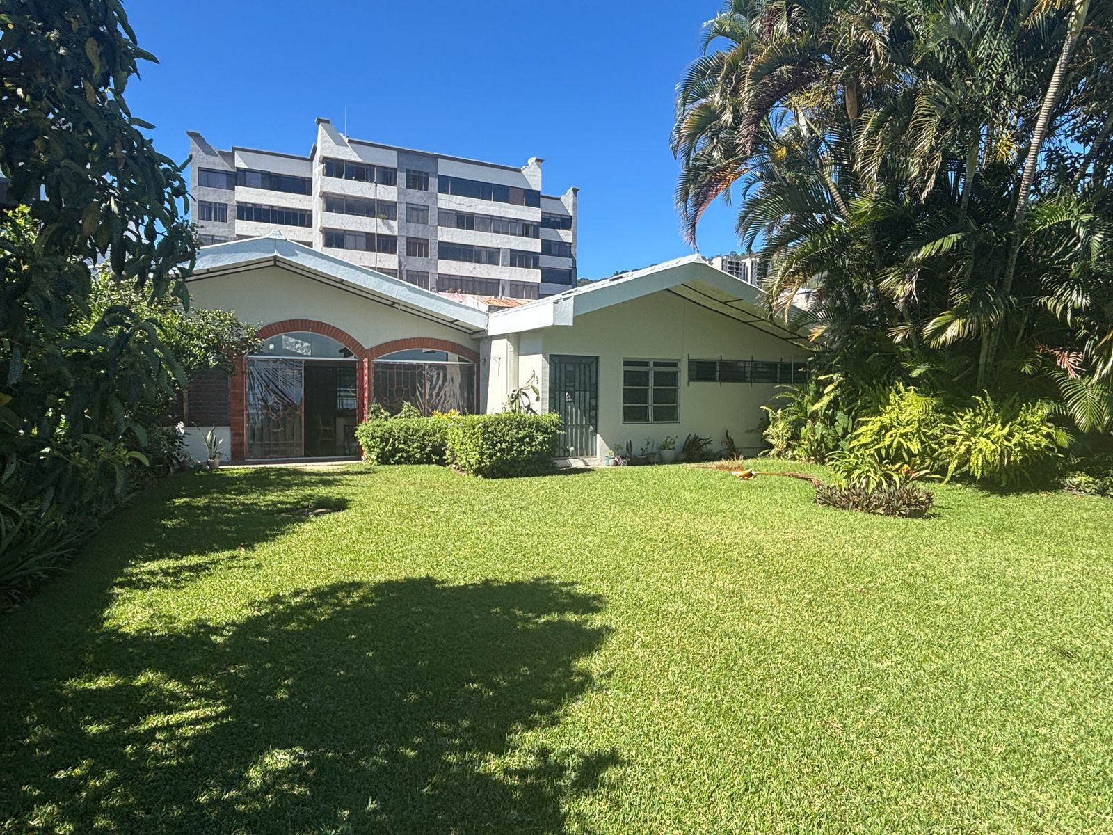 Spacious 4-Bedroom House with Mirador – For Rent in San Salvador - Thumbnail 8