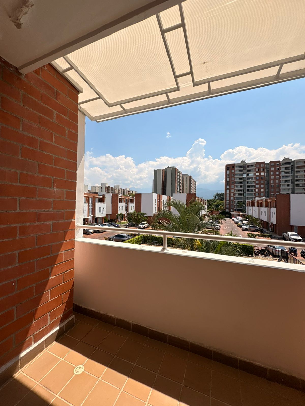 Beautiful and modern three-bedroom house. - Image 2
