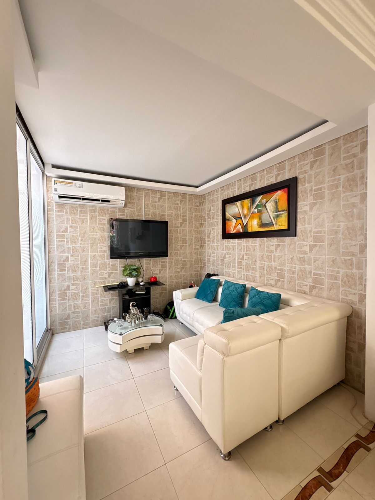 Beautiful and modern three-bedroom house. - Image 11