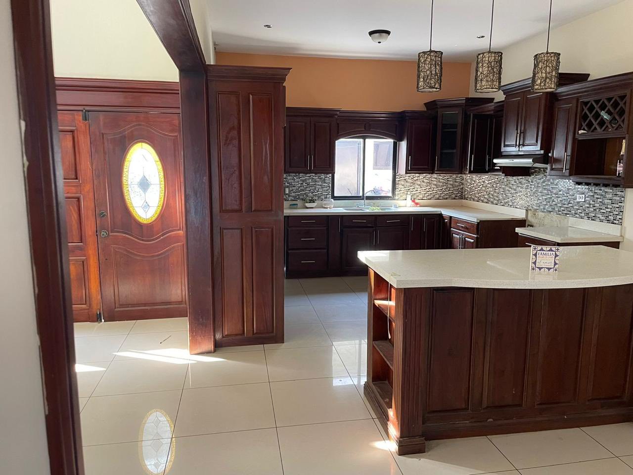 Elegant Family Home in Residencial El Sitio, San Miguel - Image 2