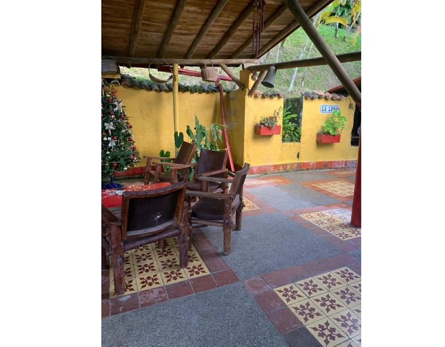 Spacious 7-Bedroom Country Estate with Pool and Tourism Potential in Santa Bárbara - Image 8