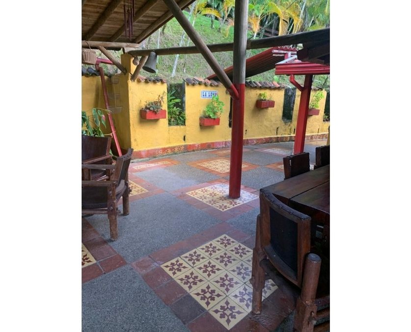 Spacious 7-Bedroom Country Estate with Pool and Tourism Potential in Santa Bárbara - Image 2