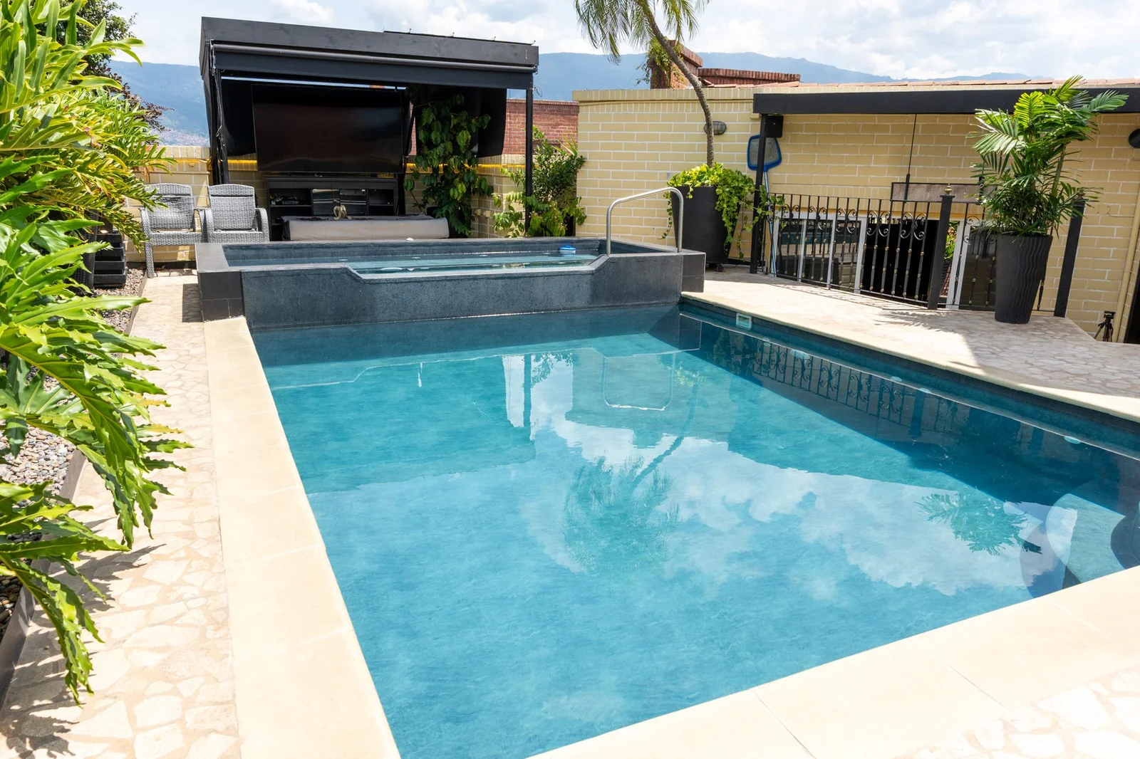 Luxury 2-Level Penthouse in Laureles, Medellín - Image 1