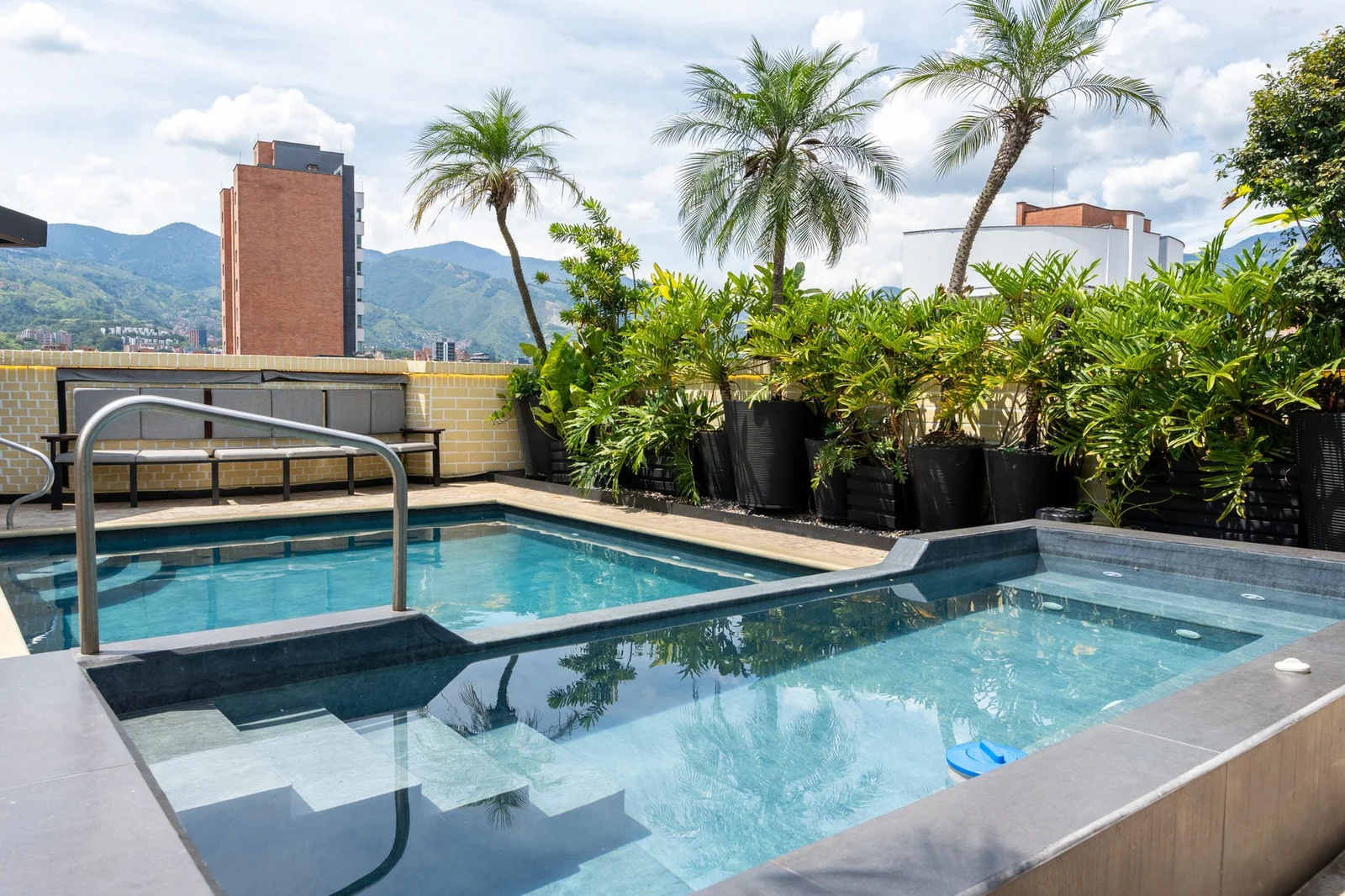 Luxury 2-Level Penthouse in Laureles, Medellín - Image 2