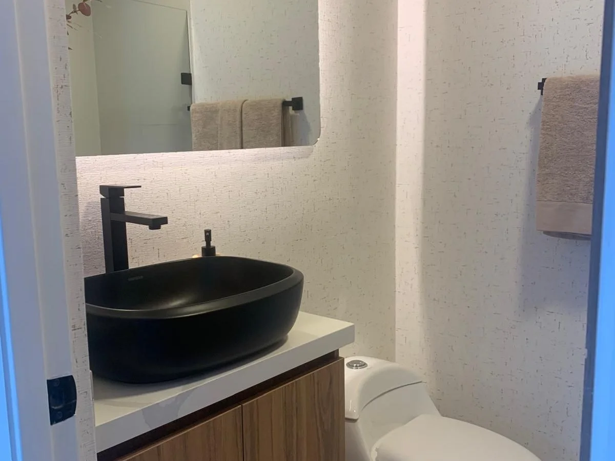 Remodeled Furnished 3-Bedroom Penthouse in Edificio Yerbabuena with Panoramic City Views - Image 8