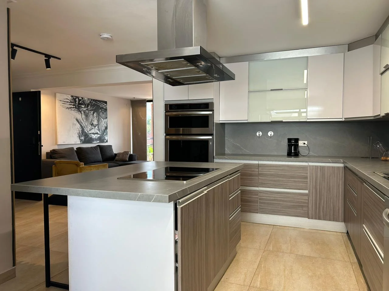 298 m² Luxury Smart Duplex Penthouse in Laureles with Private Jacuzzi, Bar, and Entertainment Terrac - Image 1