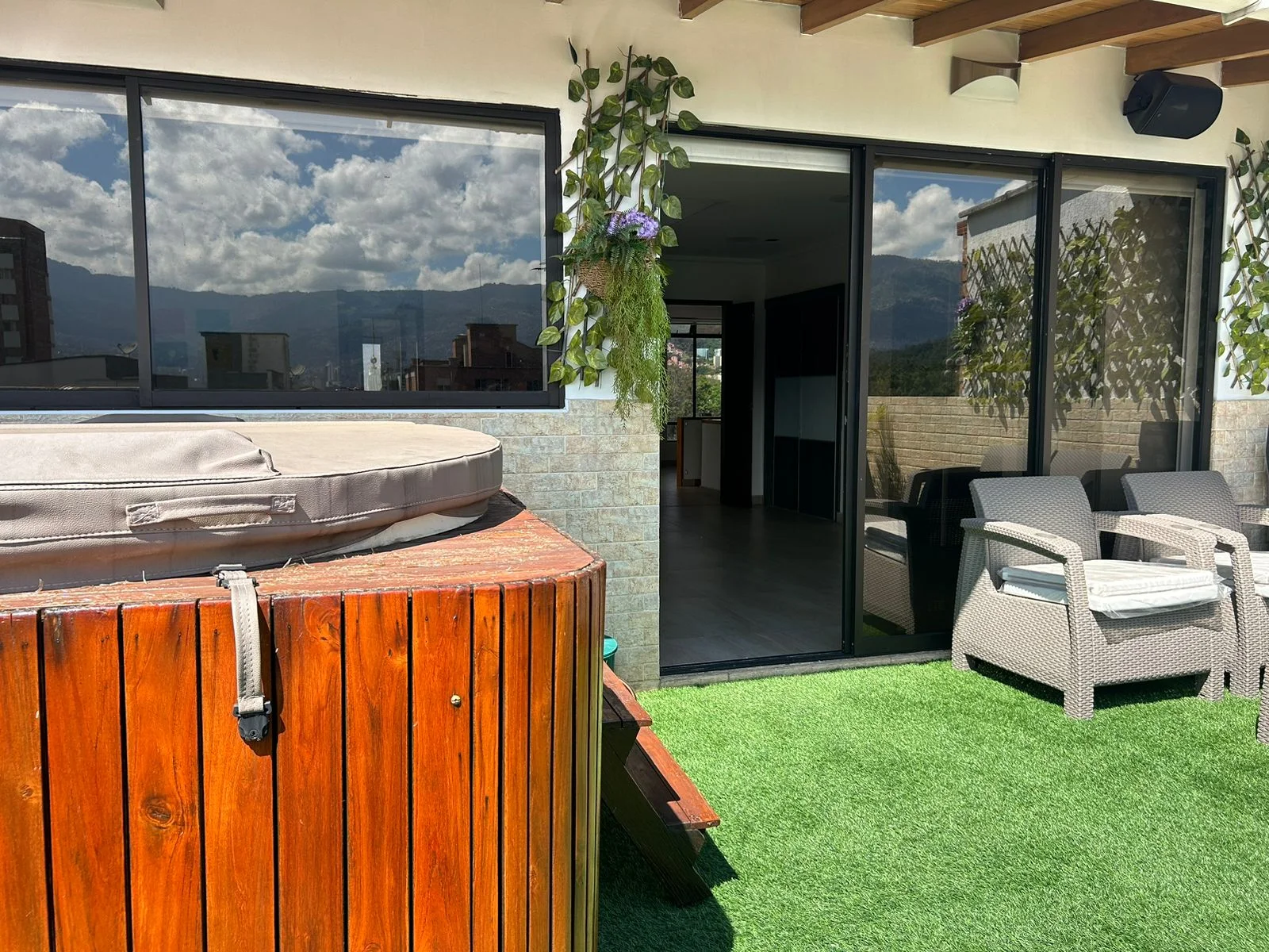 298 m² Luxury Smart Duplex Penthouse in Laureles with Private Jacuzzi, Bar, and Entertainment Terrac - Image 3