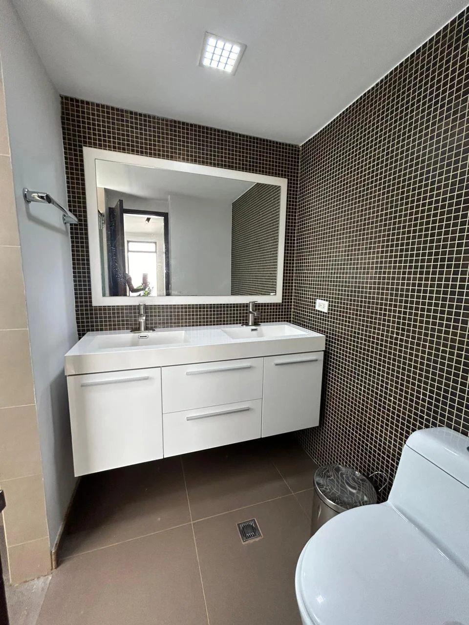 298 m² Luxury Smart Duplex Penthouse in Laureles with Private Jacuzzi, Bar, and Entertainment Terrac - Image 5