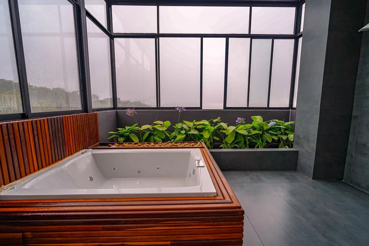 1,300 m² Sustainable Luxury Mansion in Alto de Las Palmas | Off-Grid Living, Panoramic Views & 10,10 - Image 4