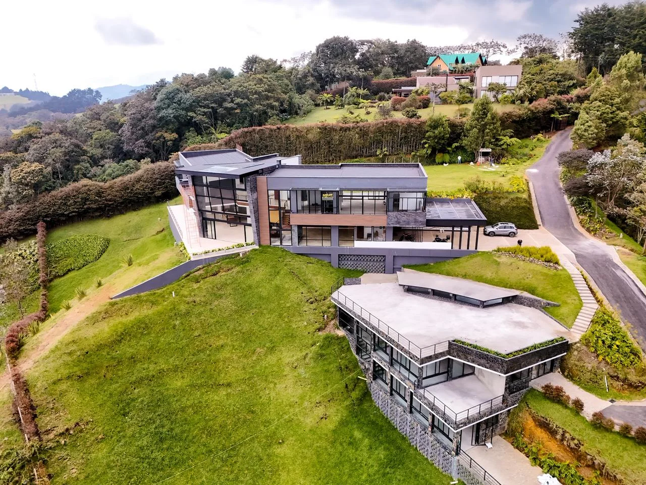 1,300 m² Sustainable Luxury Mansion in Alto de Las Palmas | Off-Grid Living, Panoramic Views & 10,10 - Image 1